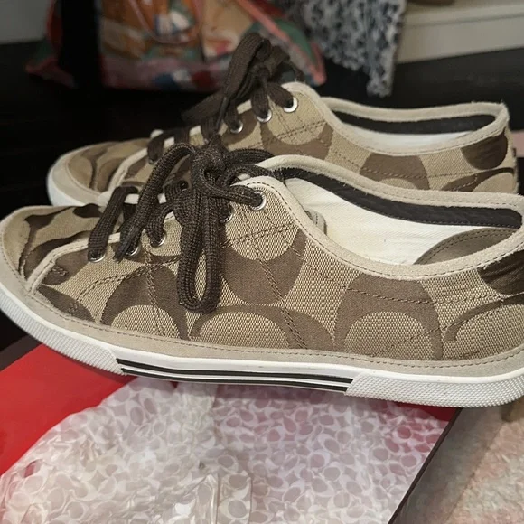 My husbands coach sneakers from back in the day! Few years old. VERY good cond. - Picture 5 of 10